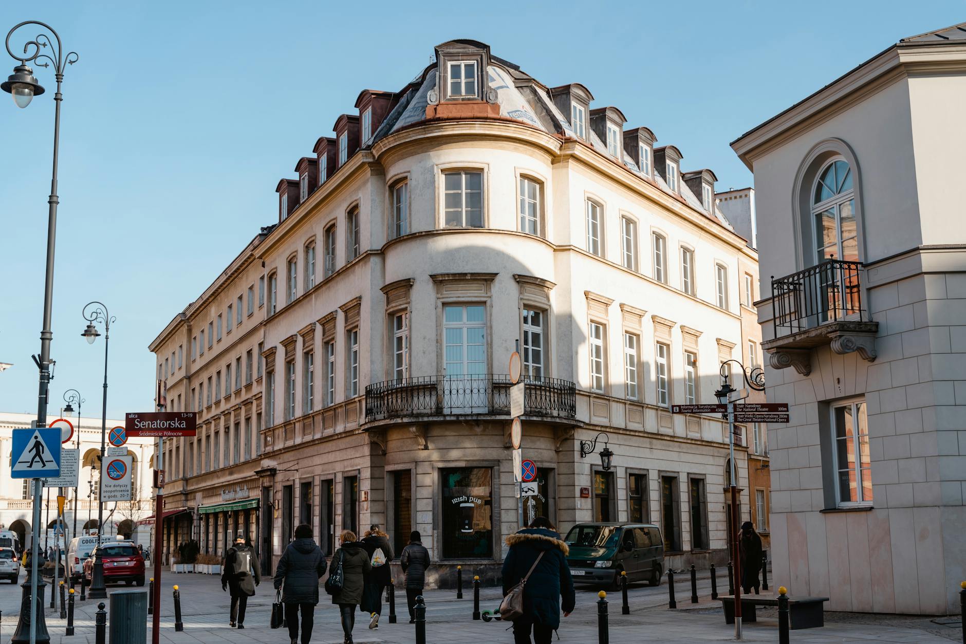 Widok z drona na postęp prac rewitalizacji centrum Myszkowa, nowoczesne przestrzenie publiczne i zmieniona infrastruktura miasta
