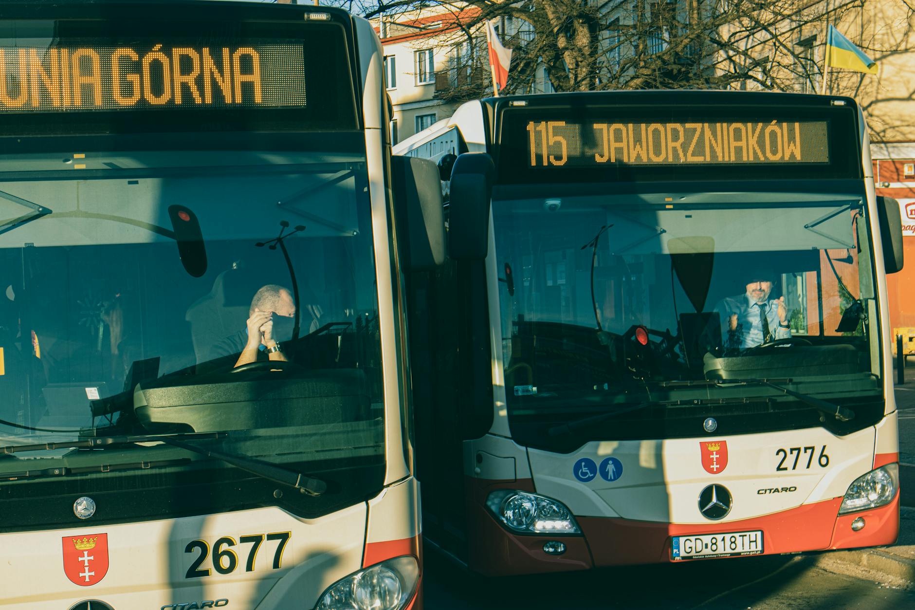 Kierowca autobusu w Myszkowie wita pasażerów – oferty pracy dla kierowców autobusów